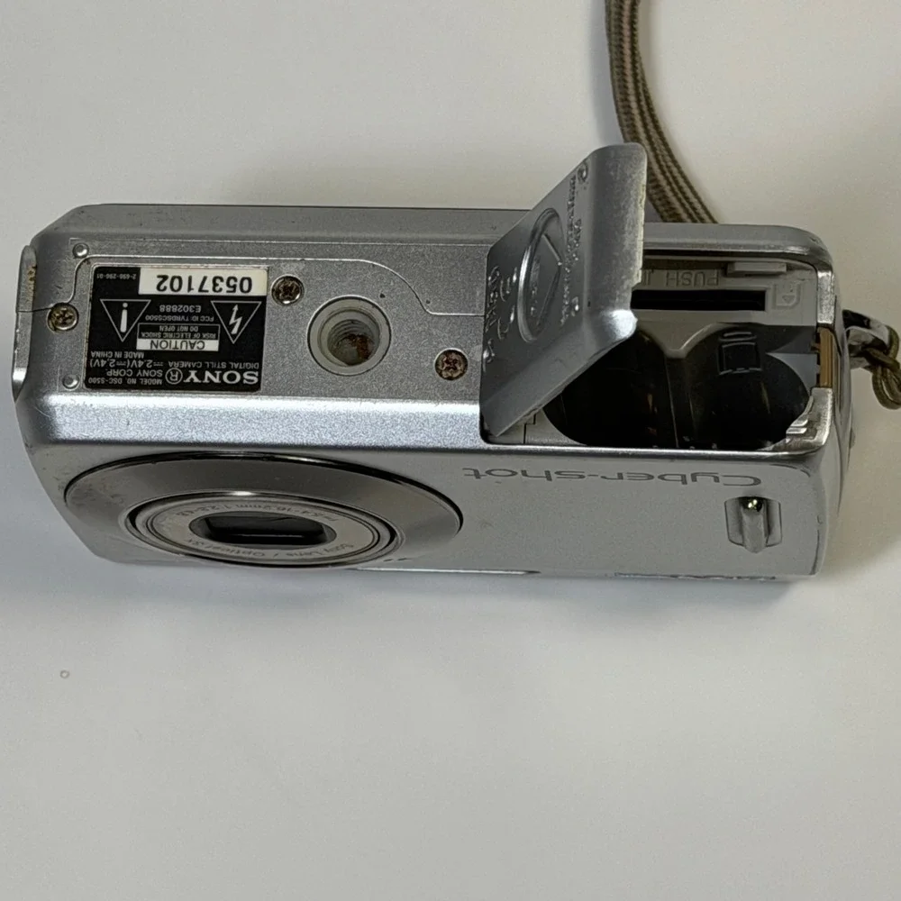 Sony Cyber-shot DSC-S500 6.0MP Digital Camera Silver 3x Optical Zoom Compact